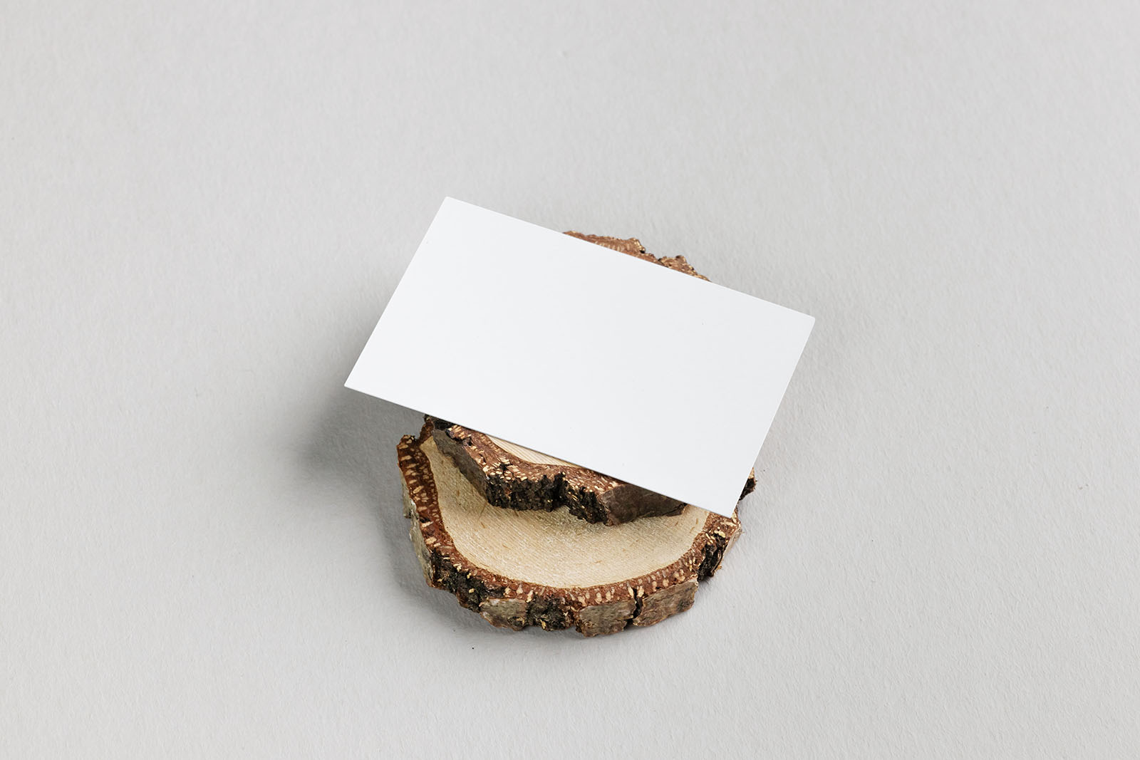 Free business card on wooden trunks mockup